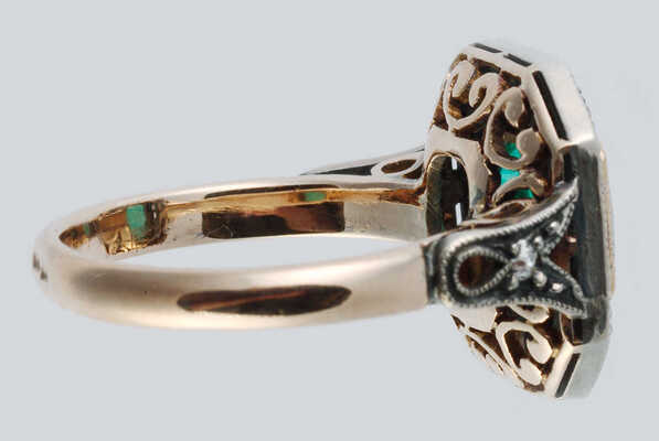 Кольцо с изумрудом и бриллиантами из золота (по клейму 56), общим весом 7,49 грамма